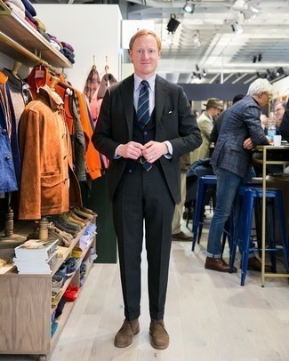 Какие ботинки дезерты носить с темно-синим жилетом