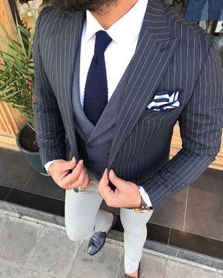 Как носить темно-синий жилет с серыми брюками чинос