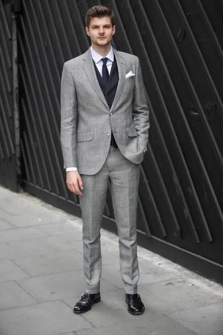 Как носить темно-синий жилет с серым костюмом