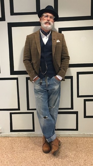 Как носить темно-синий жилет с голубыми джинсами