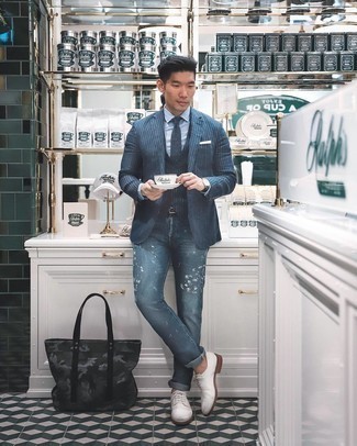 Как носить темно-синий жилет с темно-синими джинсами