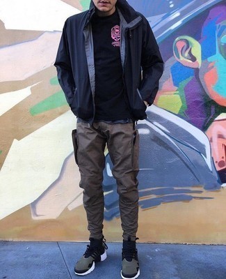 Какие кроссовки носить с темно-синей ветровкой мужчине