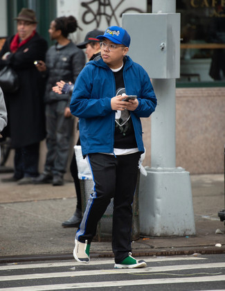 Какие кроссовки носить с темно-синей ветровкой мужчине