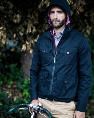 Как носить темно-синюю ветровку с бежевыми брюками чинос