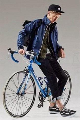 Как носить темно-синюю ветровку с черными джинсами мужчине