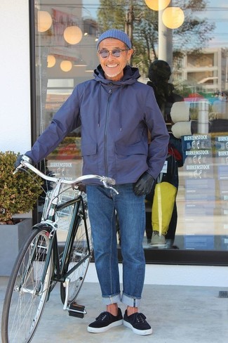 Как носить темно-синюю ветровку с синими джинсами мужчине