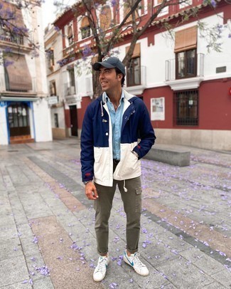 Какие брюки карго носить с темно-синей ветровкой