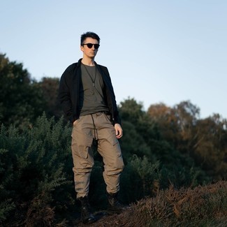 Какие брюки карго носить с темно-синей ветровкой