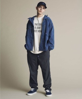 Как носить темно-синюю ветровку с темно-серыми брюками чинос