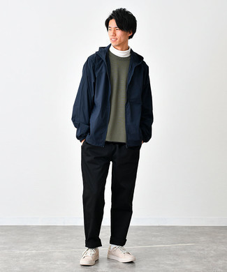 Какие свитера с круглым вырезом носить с темно-синей ветровкой мужчине