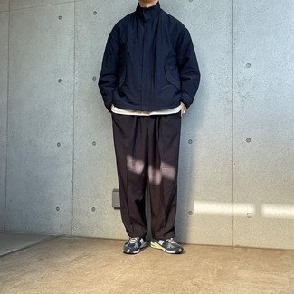 Как носить темно-синюю ветровку с серыми кроссовками мужчине