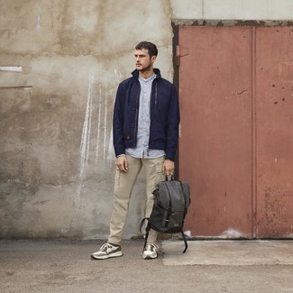 Как носить темно-синюю ветровку с светло-коричневыми брюками карго