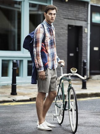 Какие низкие кеды носить с темно-синей ветровкой мужчине