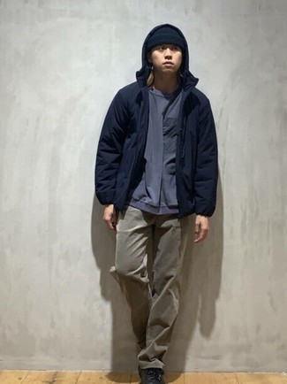 Какие низкие кеды носить с темно-синей ветровкой мужчине
