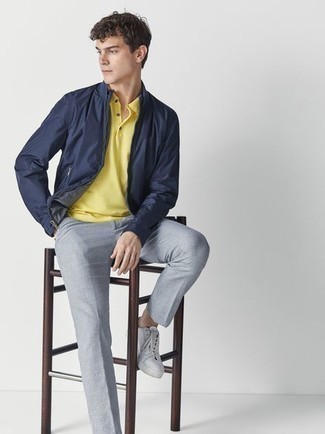 Какие низкие кеды носить с темно-синей ветровкой мужчине