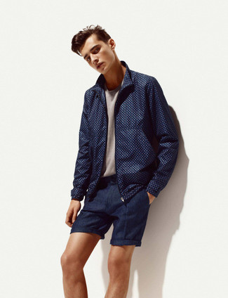 Как носить темно-синюю ветровку с темно-синими шортами мужчине