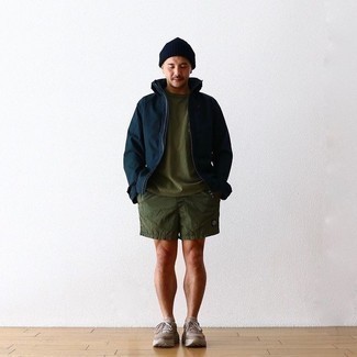 Какие шорты носить с темно-синей ветровкой мужчине