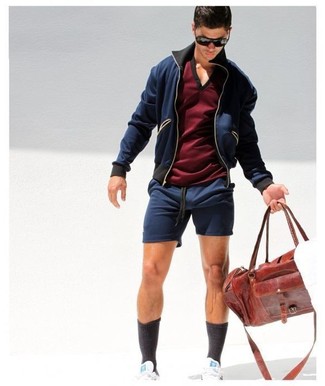 Как носить темно-синюю ветровку с белыми низкими кедами мужчине