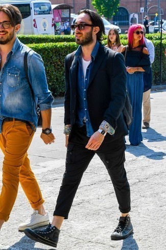 Как носить темно-синий шерстяной пиджак с черными брюками карго