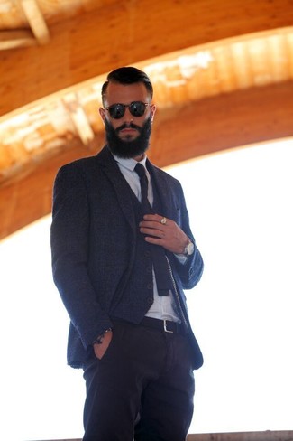 Как носить темно-синий шерстяной пиджак с черными брюками чинос