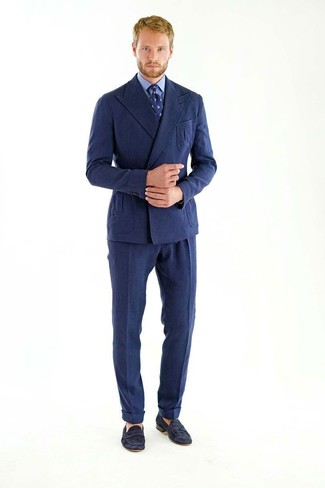 Как носить темно-синий шерстяной пиджак с черными замшевыми лоферами мужчине