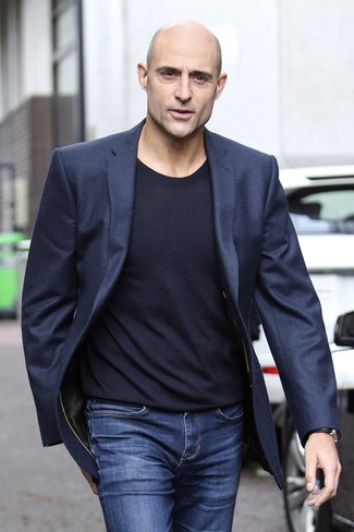 Как носить темно-синий шерстяной пиджак с синими джинсами мужчине