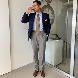 Как носить темно-синий шерстяной пиджак с коричневыми кожаными лоферами мужчине