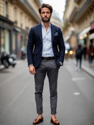 Как носить темно-синий шерстяной пиджак с коричневыми кожаными лоферами мужчине