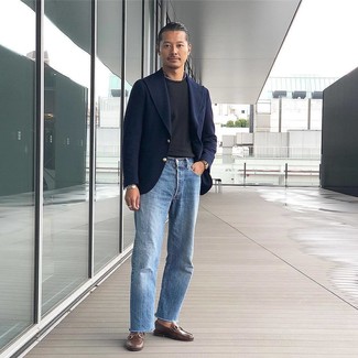 Как носить темно-синий шерстяной пиджак с коричневыми кожаными лоферами мужчине