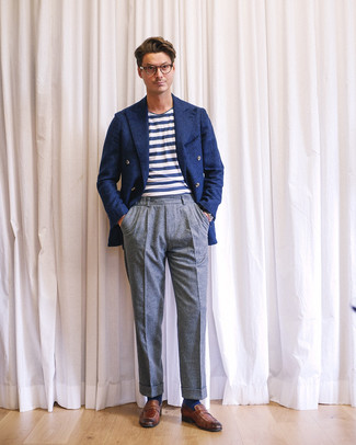 Как носить темно-синий шерстяной пиджак с коричневыми кожаными лоферами мужчине