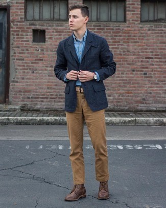 Как носить темно-синий шерстяной пиджак с светло-коричневыми брюками чинос