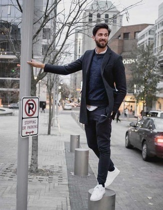 Как носить темно-синий шерстяной пиджак с темно-синими брюками чинос