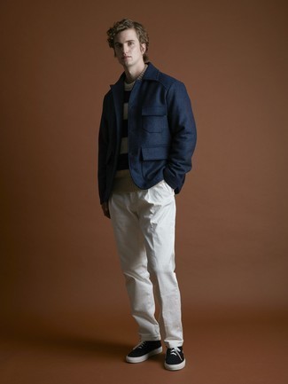 Как носить темно-синий шерстяной пиджак с белыми брюками чинос