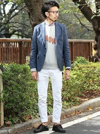 Как носить темно-синий шерстяной пиджак с белыми брюками чинос