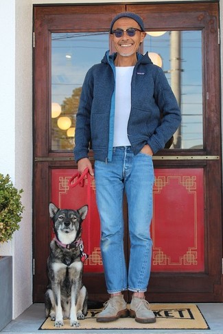 Как носить темно-синий шерстяной бомбер с бежевыми замшевыми ботинками дезертами