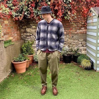 Как носить темно-синий шерстяной бомбер с оливковыми брюками чинос