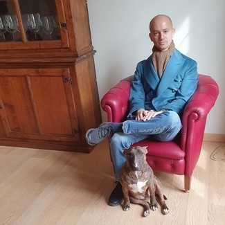 Как носить темно-синий шерстяной двубортный пиджак с синими джинсами мужчине