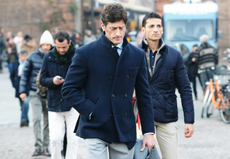 С чем носить темно-синий шерстяной двубортный пиджак мужчине