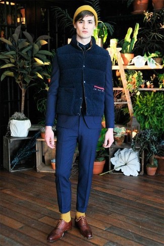 С чем носить темно-синюю шерстяную куртку без рукавов мужчине