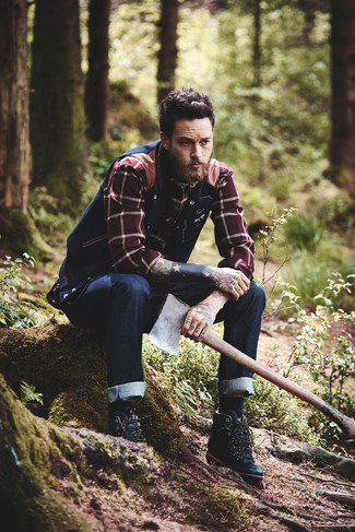 С чем носить темно-синюю шерстяную куртку без рукавов мужчине