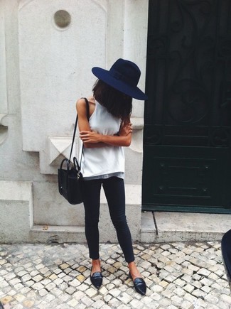 С чем носить темно-синюю шерстяную шляпу женщине