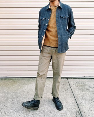 С чем носить темно-синюю шерстяную рубашку с длинным рукавом мужчине