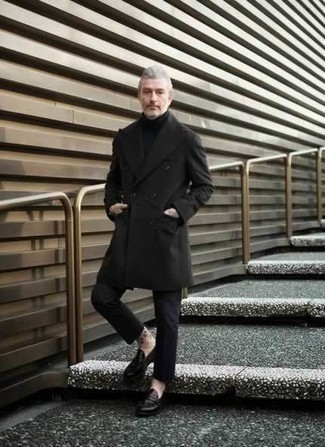 Как носить темно-синюю шерстяную водолазку с черными кожаными лоферами мужчине