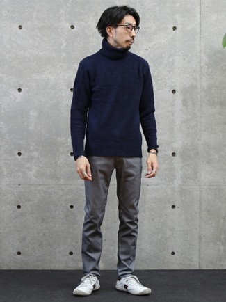 Как носить темно-синюю шерстяную водолазку с серыми брюками чинос