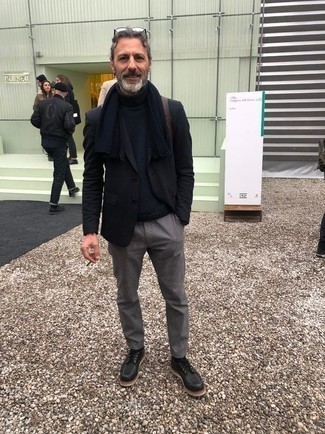 С чем носить темно-синюю шерстяную водолазку мужчине