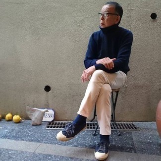 С чем носить темно-синюю шерстяную водолазку мужчине