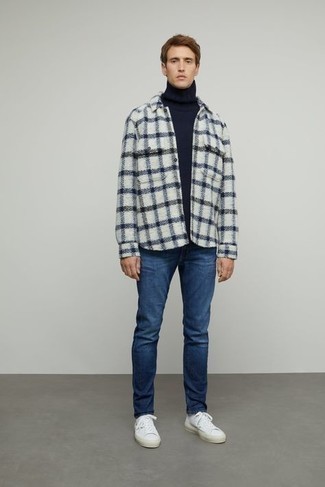 Как носить темно-синюю шерстяную водолазку с темно-синими джинсами мужчине