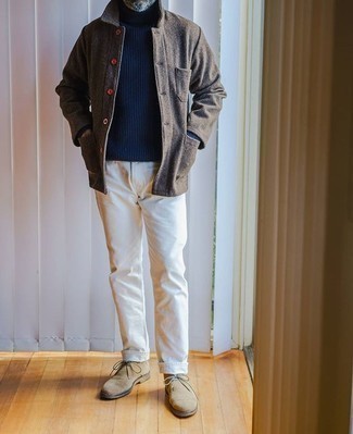 Как носить темно-синюю шерстяную водолазку с белыми брюками чинос