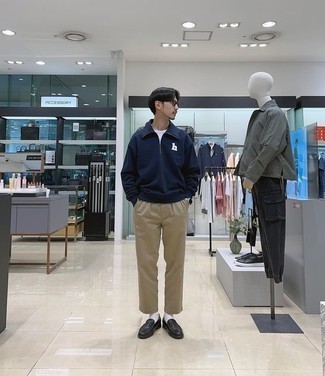 С чем носить темно-синий свитер с воротником на молнии мужчине