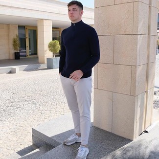 С чем носить темно-синий свитер с воротником на молнии мужчине